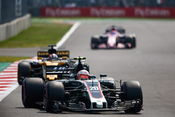 Kevin Magnussen, Haas F1 Team VF-17, Nico Hulkenberg, Renault Sport F1 Team RS17