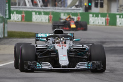 Льюіс Хемілтон, Mercedes AMG F1 W09, попереду Даніеля Ріккардо, Red Bull Racing RB14