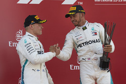 Гонщики Mercedes AMG F1 Валттери Боттас и Льюис Хэмилтон