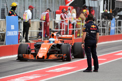 Red Bull Racing mechanic and Fernando Alonso, McLaren MCL32