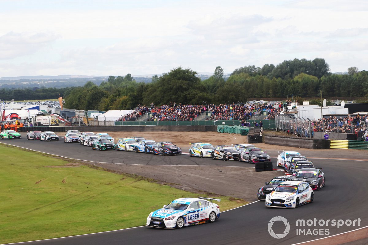 Start action, Aiden Moffat, Laser Tools Racing Infiniti Q50 leads