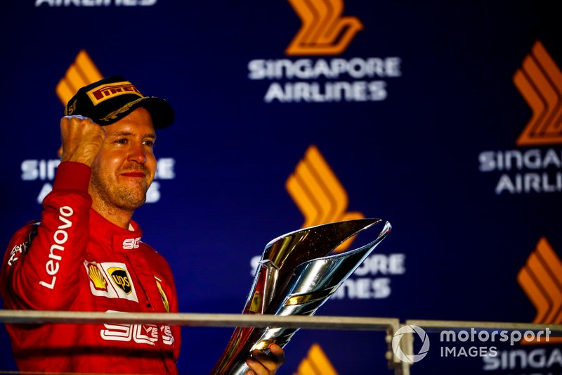 Sebastian Vettel, Ferrari, celebra su victoria en el GP de Singapur de 2019.