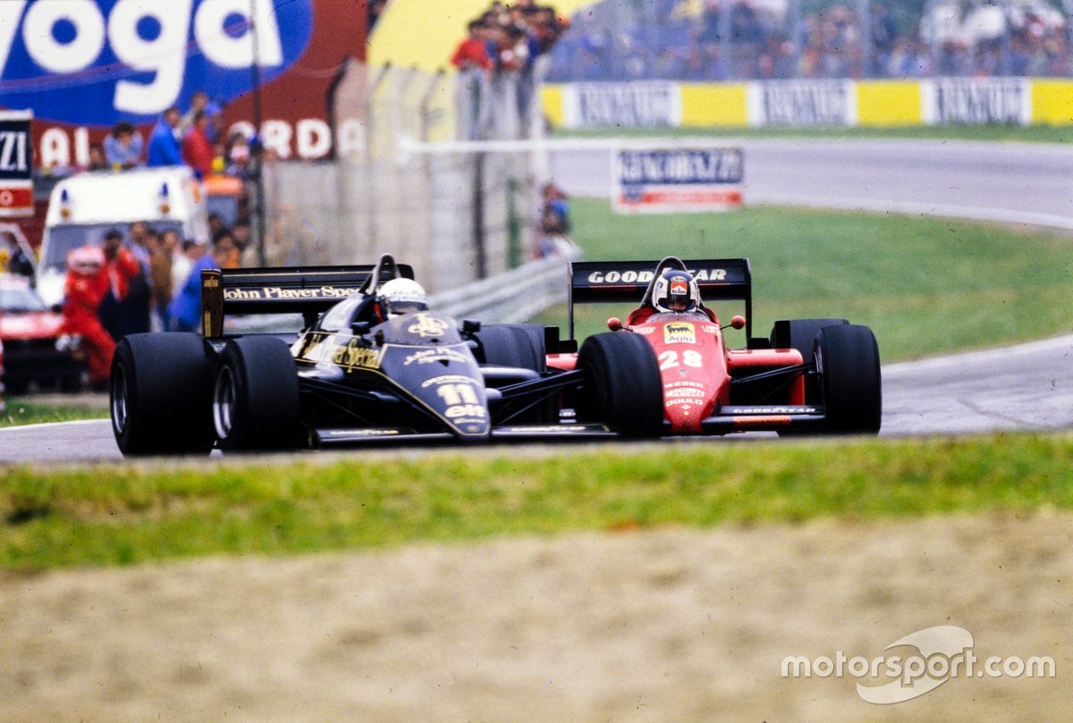 Борьба Элио де Анжелиса (Lotus) и Стефана Йоханссона (Ferrari) на трассе в Имоле