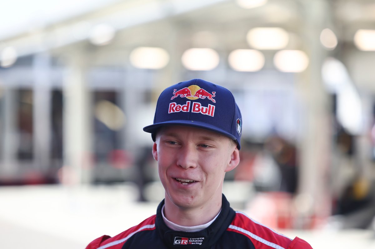 Avec près de deux secondes perdues sur Tänak dans la première spéciale disputée ce dimanche, la victoire semble s'éloigner pour Rovanperä.