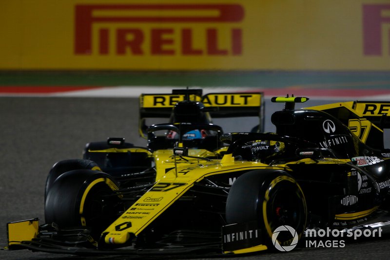 Nico Hulkenberg, Renault R.S. 19, à la lutte avec Daniel Ricciardo, Renault R.S.19