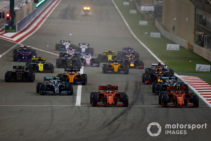 Sebastian Vettel, Ferrari SF90, devant Charles Leclerc, Ferrari SF90, Lewis Hamilton, Mercedes AMG F1 W10, Valtteri Bottas, Mercedes AMG W10, Max Verstappen, Red Bull Racing RB15, Kevin Magnussen, Haas F1 Team VF-19, et le reste du peloton au départ