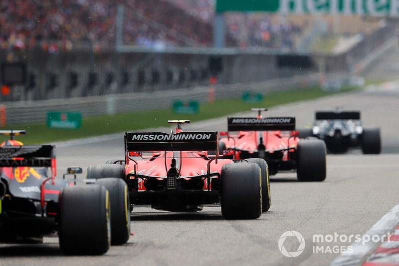 Себастьян Феттель, Шарль Леклер, Ferrari SF90, та Макс Ферстаппен, Red Bull Racing RB15, на стартовій решітці