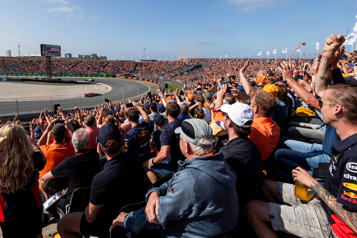 Het Nederlandse publiek juicht voor racewinnaar Max Verstappen.