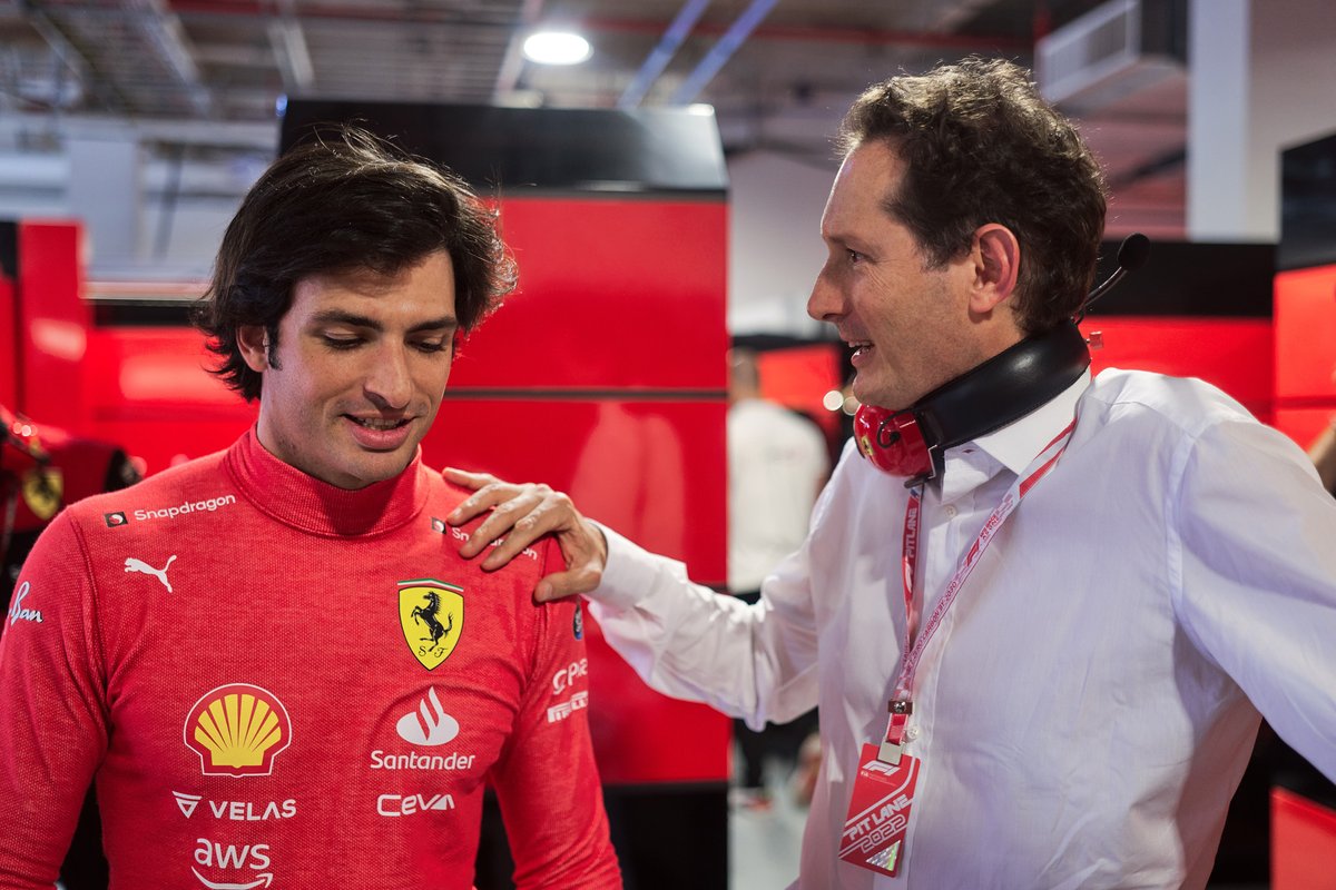 John Elkann presidente Ferrari con Carlos Sainz