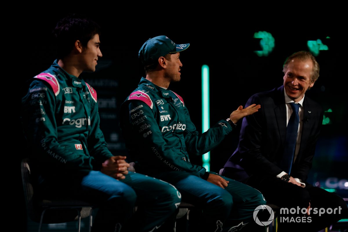 Lance Stroll, Aston Martin, Sebastian Vettel, Aston Martin, y Andrew Green, director técnico de Aston Martin.