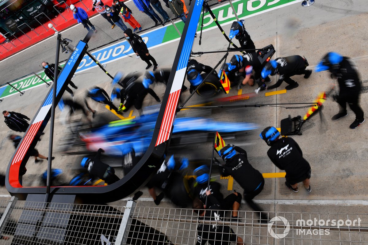 The Alpine F1 practice a pitstop