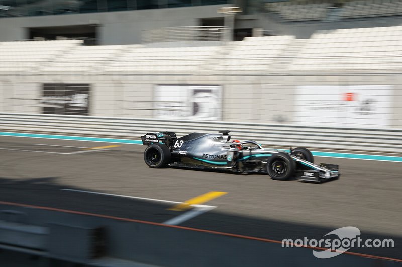 George Russell su una Mercedes mule car a Yas Marina per i test con le gomme Pirelli da 18 pollici per il 2021