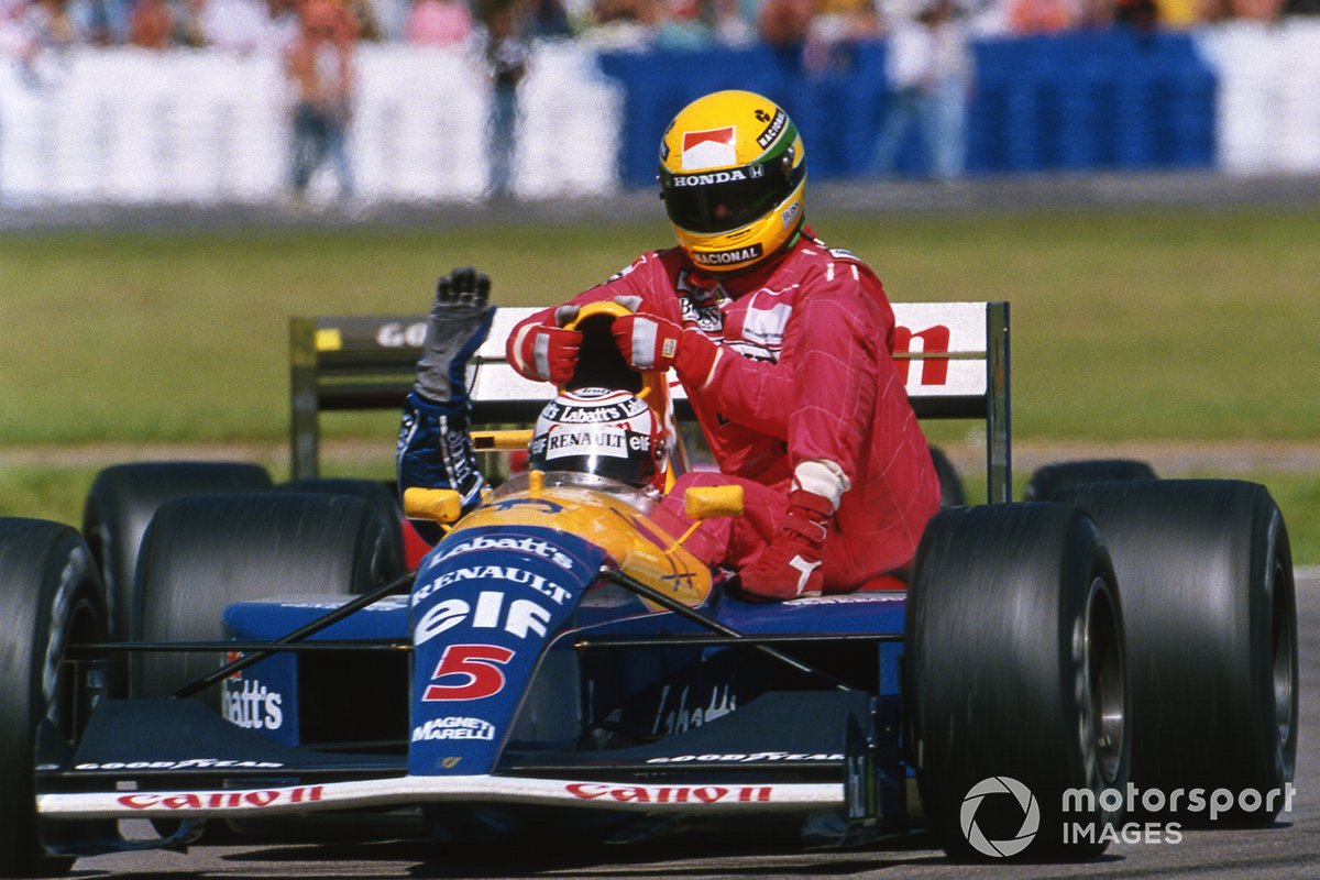 Ayrton Senna, McLaren, recibe el aventón de Nigel Mansell, Williams FW14 Renault.