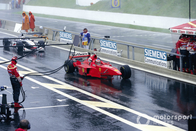 После столкновения: Михаэль Шумахер, Ferrari F300, и Дэвид Култхард, McLaren MP4-13 Mercedes