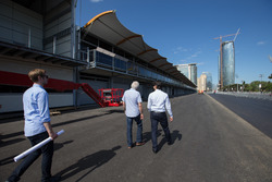 Charlie Whiting bei der Streckenbesichtigungin Baku