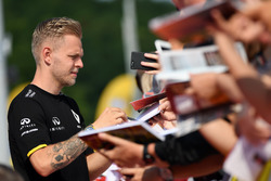 Kevin Magnussen, Renault signing autographs