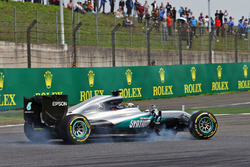 Lewis Hamilton, Mercedes AMG F1 Team W07, verbremst sich mit kaputtem Frontflügel