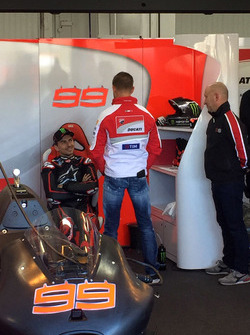 Jorge Lorenzo, Ducati Team, im Gespräch mit Casey Stoner, Ducati Team, Testfahrer