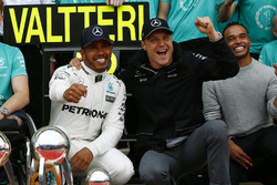 Race winner Lewis Hamilton, Mercedes AMG F1, second place Valtteri Bottas, Mercedes AMG F1, celebrate with the team