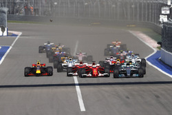 Rennstart: Valtteri Bottas, Mercedes AMG F1 W08; Sebastian Vettel, Ferrari SF70H; Kimi Räikkönen, Fe