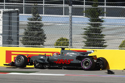 Unfall: Romain Grosjean, Haas F1 Team VF-17, kracht in die Mauer