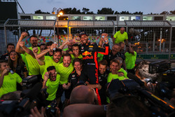 1. Daniel Ricciardo, Red Bull Racing, feiert mit dem Team