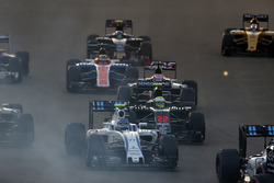 Valtteri Bottas, Williams FW38, vor Jenson Button, McLaren MP4-31 und Romain Grosjean, Haas VF-16, b