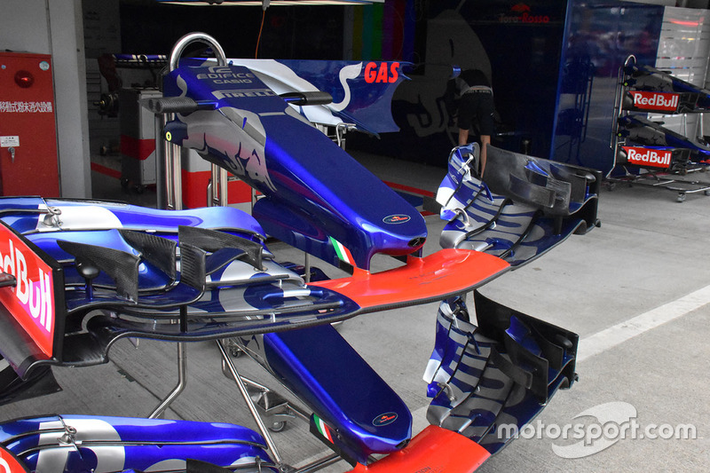 Scuderia Toro Rosso STR12 voorvleugels
