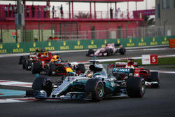 Старт гонки: Льюис Хэмилтон, Mercedes AMG F1 W08, Себастьян Феттель, Ferrari SF70H, Даниэль Риккардо