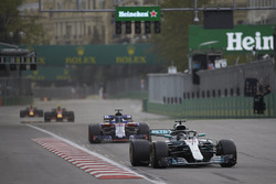 Lewis Hamilton, Mercedes AMG F1 W09, Brendon Hartley, Toro Rosso STR13 Honda, Max Verstappen, Red Bu