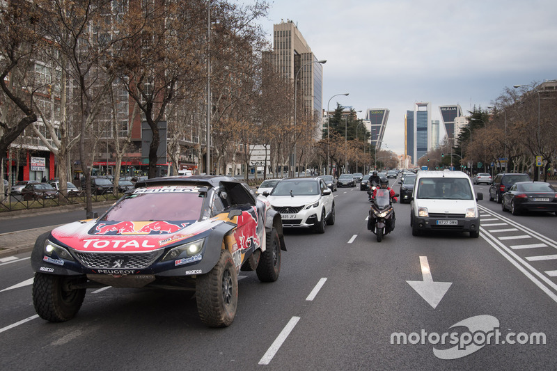 Carlos Sainz, Lucas Cruz, Peugeot Sport en las calles de Madrid