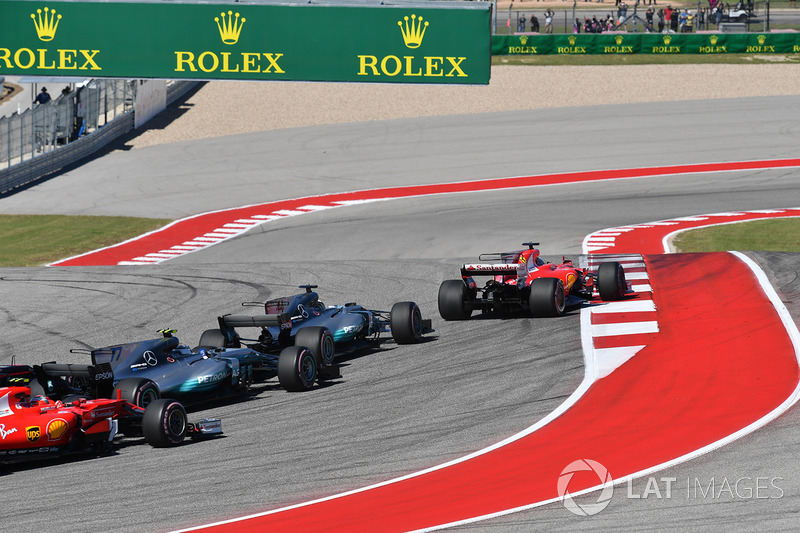 Себастьян Феттель, Ferrari SF70H, лідирує на старті