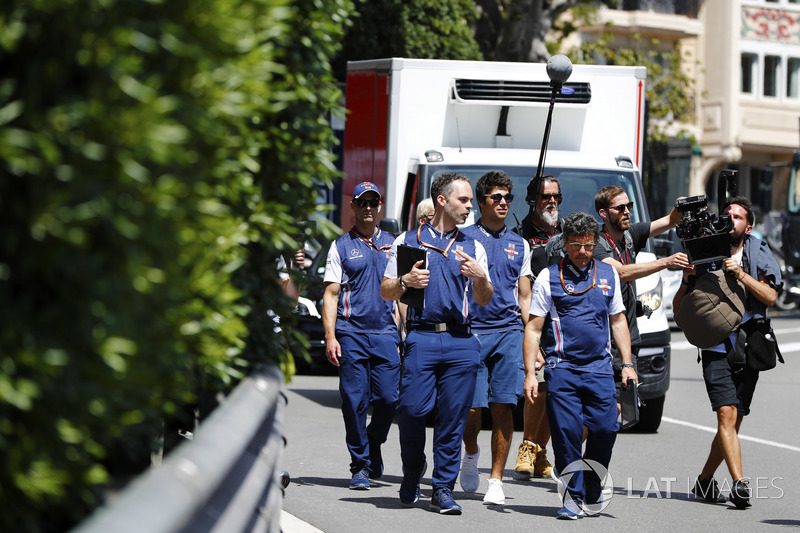 Lance Stroll, Williams Racing, viene filmato mentre, cammina lungo il circuito con i colleghi