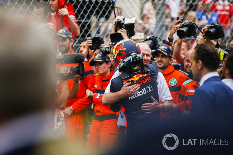 Победитель Даниэль Рикардо и спортивный консультант Red Bull Хельмут Марко