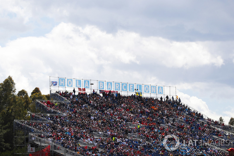 Una tribuna abarrotada