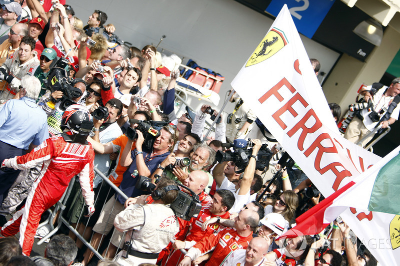 Kimi Raikkonen, Ferrari F2007, 1ª posición y el equipo Ferrari celebra la victoria en Parc Ferme