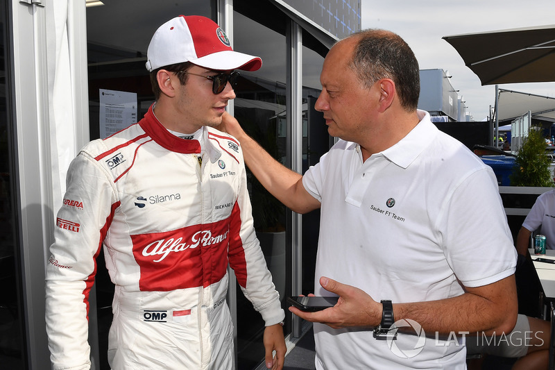 Charles Leclerc, Sauber festeggia con Frederic Vasseur, Sauber, Team Principal