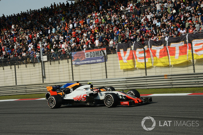 Kevin Magnussen, Haas F1 Team VF-18 and Fernando Alonso, McLaren MCL33 battle