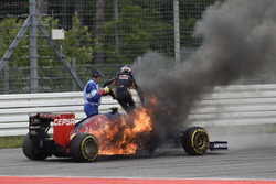 Daniil Kvyat, Toro Rosso STR9 Renault, alev alıyor