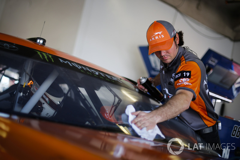 Daniel Suarez, Joe Gibbs Racing Toyota crew