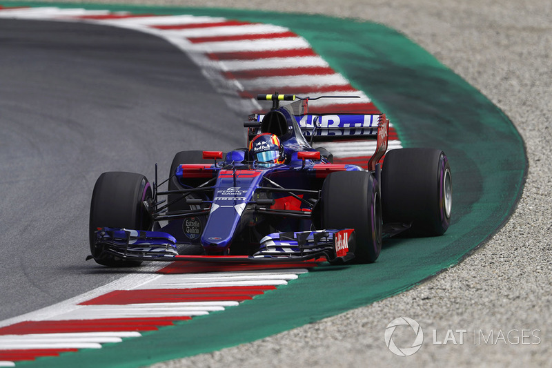 Carlos Sainz Jr., Scuderia Toro Rosso STR12, corrects a slide