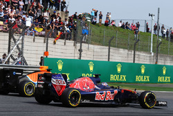 Pascal Wehrlein, Manor Racing MRT05 en Max Verstappen, Scuderia Toro Rosso STR11 gevecht