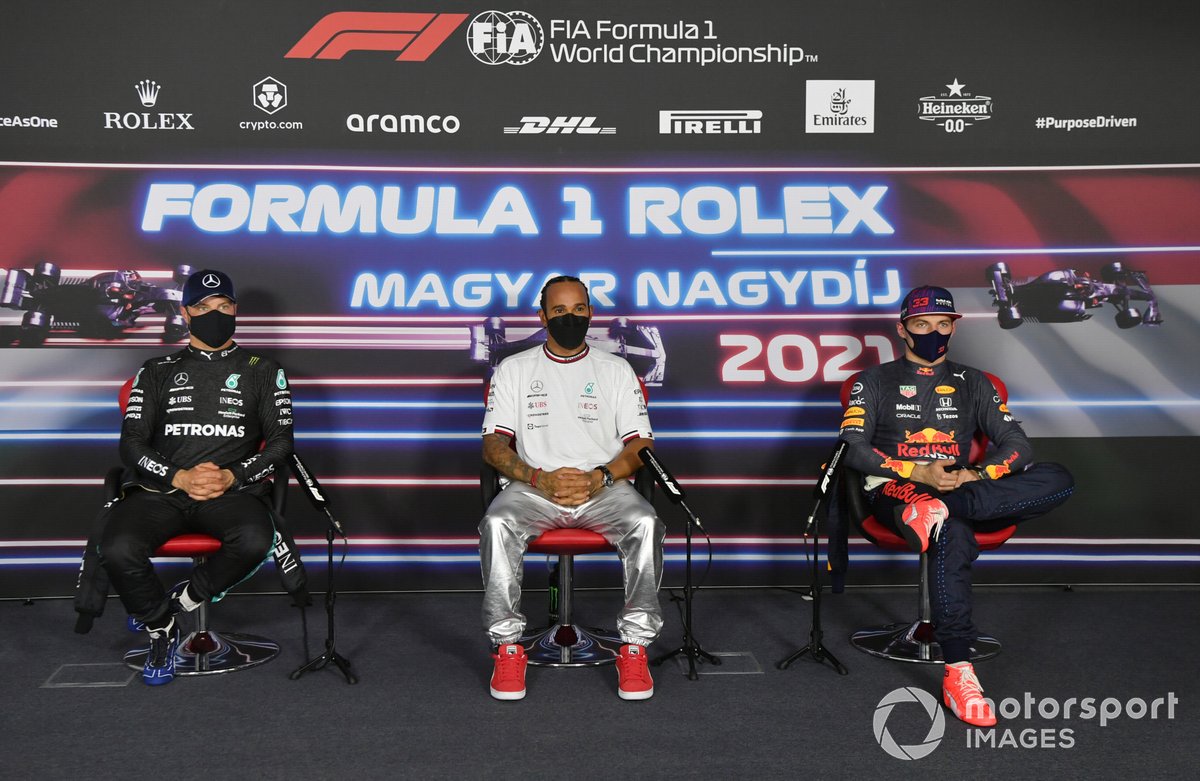 Valtteri Bottas, Mercedes, peraih pole Lewis Hamilton, Mercedes, Max Verstappen, Red Bull Racing, di Parc Ferme seusai kualifikasi GP Hungaria 2021.