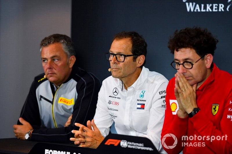 Mario Isola, directeur de la compétition Pirelli Motorsport, Aldo Costa, consultant technique Mercedes AMG, et Mattia Binotto, Team Principal Ferrari, lors de la conférence de presse