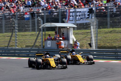 Nico Hülkenberg, Renault Sport F1 Team RS17 passeert Jolyon Palmer, Renault Sport F1 Team RS17