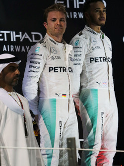 Подіум: переможець гонки Льюїс Хемілтон, Mercedes AMG F1 W07 Hybrid, друге місце Ніко Росберг, Merce