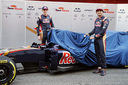 Max Verstappen, Scuderia Toro Rosso, und Carlos Sainz Jr., Scuderia Toro Rosso, enthüllen das Farbde