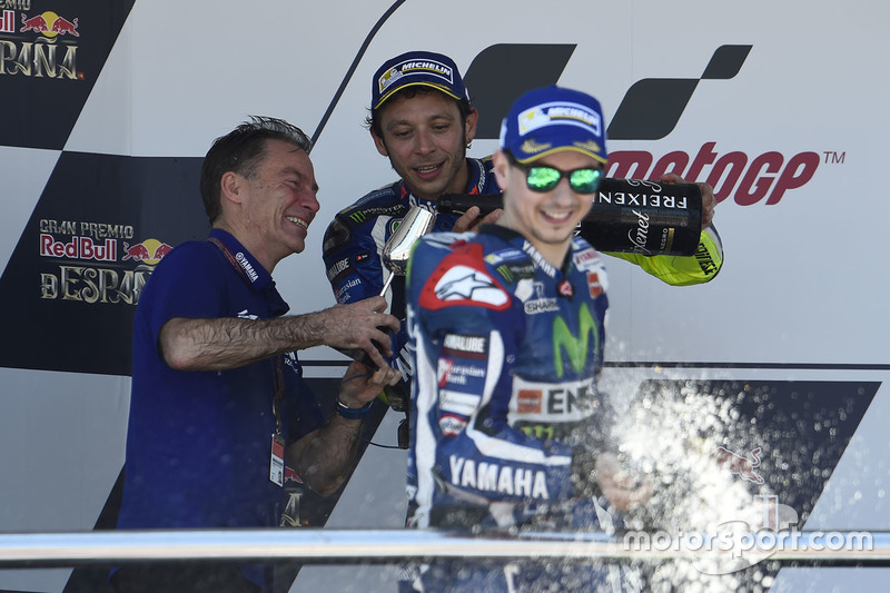 Подіум: переможець гонки Валентино Россі, Yamaha Factory Racing, друге місце Хорхе Лоренсо, Yamaha F