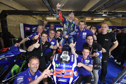 Переможець гонки Хорхе Лоренсо, Yamaha Factory Racing святкує разом із командою