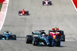 Lewis Hamilton, Mercedes AMG F1 W08, Sebastian Vettel, Ferrari SF70H